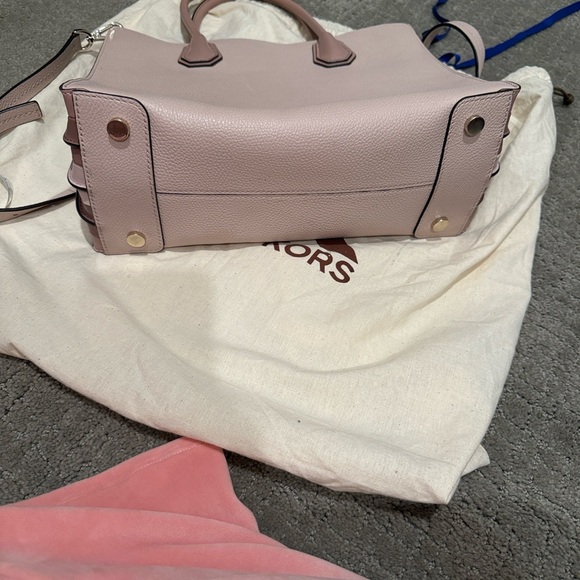 Michael Kors Mercer Large Pebbled Leather Accordion Tote Bag - Picture 12 of 16